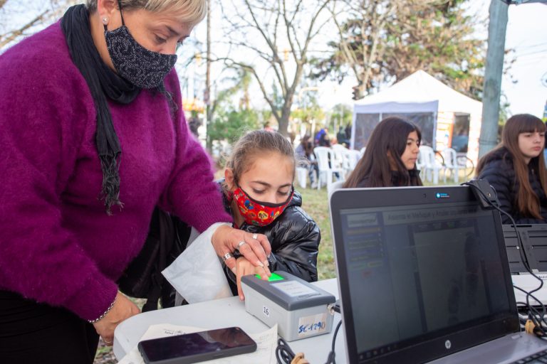 Operativo de documentación en Berazategui
