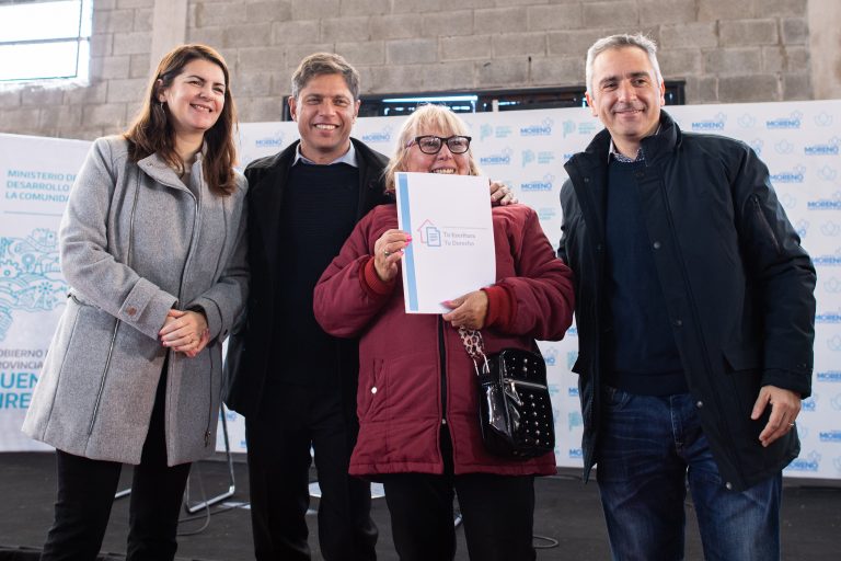 Kicillof y Mariel Fernández encabezaron la entrega de escrituras sociales en Moreno