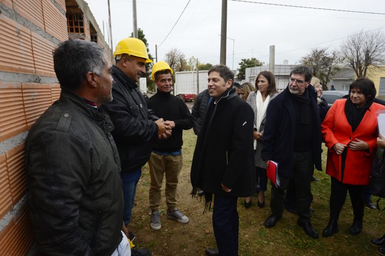 Kicillof entregó a 127 familias las escrituras de su vivienda