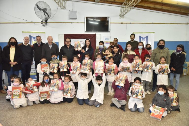 Entrega de libros y netbooks en escuelas de Pablo Nogués
