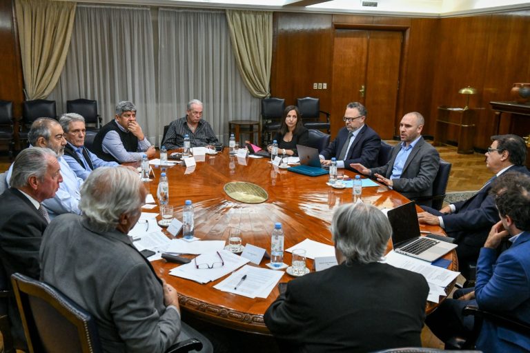 El gobierno adelantó a junio los aumentos del Salario Mínimo