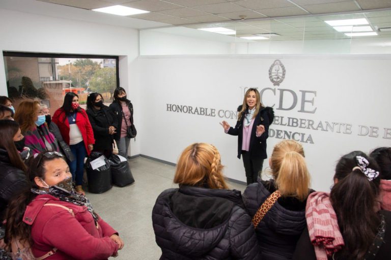 Dulce Granados entregó telas para mujeres emprendedoras
