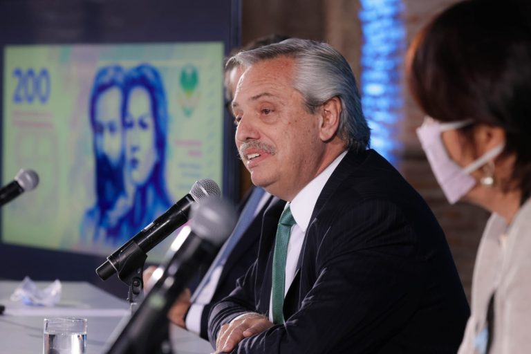 Fernández lanzó nuevos billetes con personalidades históricas
