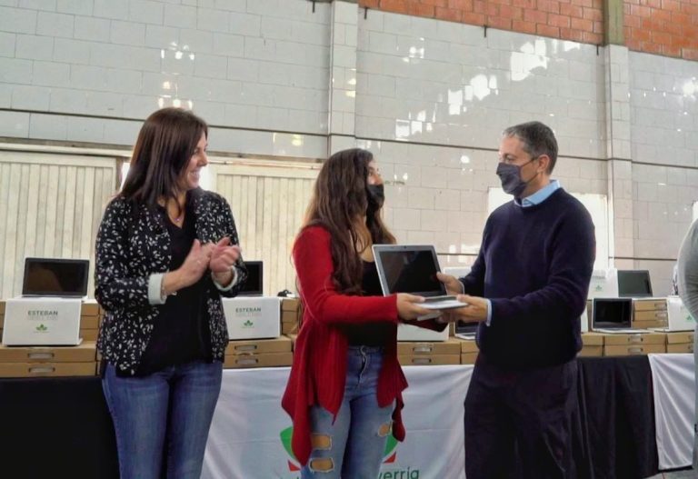 Entrega de netbooks en Monte Grande