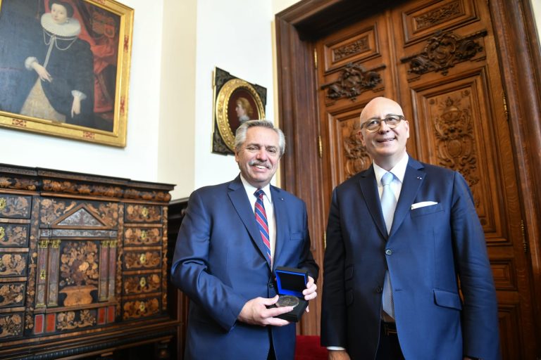 Alberto Fernández recibió una medalla honorífica en La Sorbona
