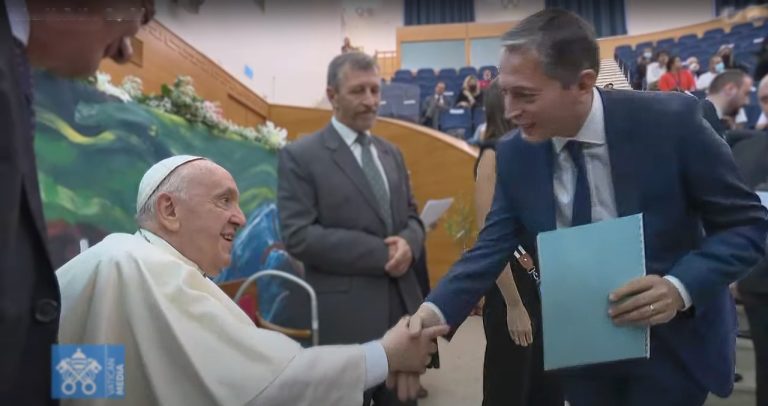 Gray estuvo junto al Papa Francisco en el Vaticano