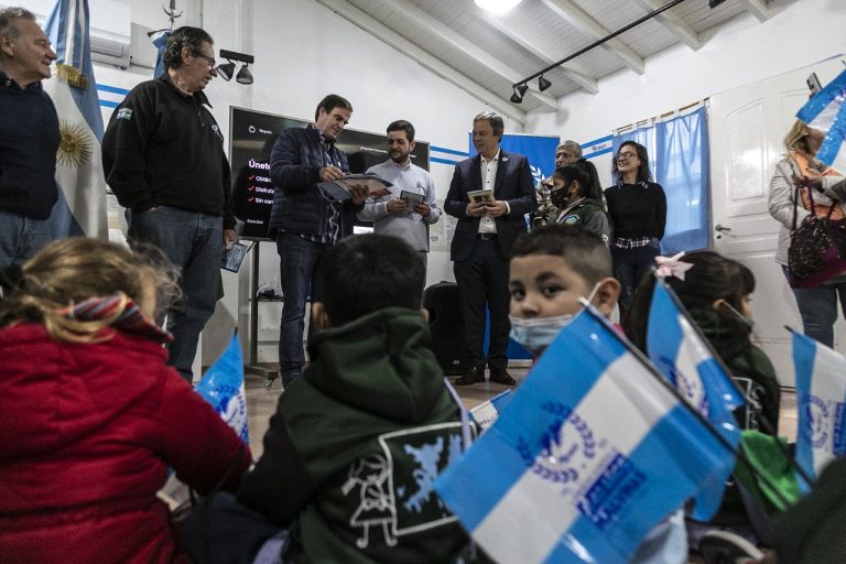 Presentan libro de ex combatiente en Longchamps