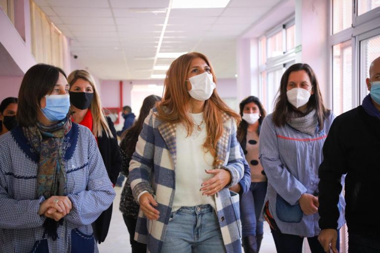 Magdalena Sierra entregó más subsidios para escuelas locales