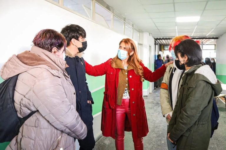 Magdalena Sierra entregó 44 millones de pesos en subsidios para escuelas de Avellaneda