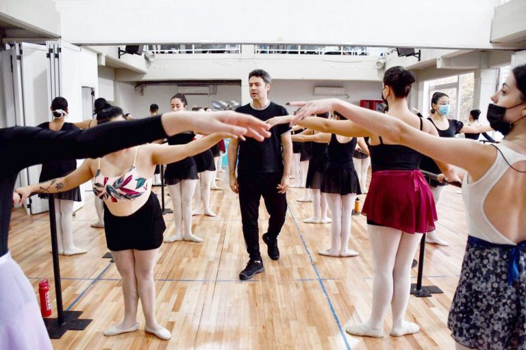 Iñaki Urlezaga brindó una clase magistral en la Escuela Municipal de Danzas de Morón