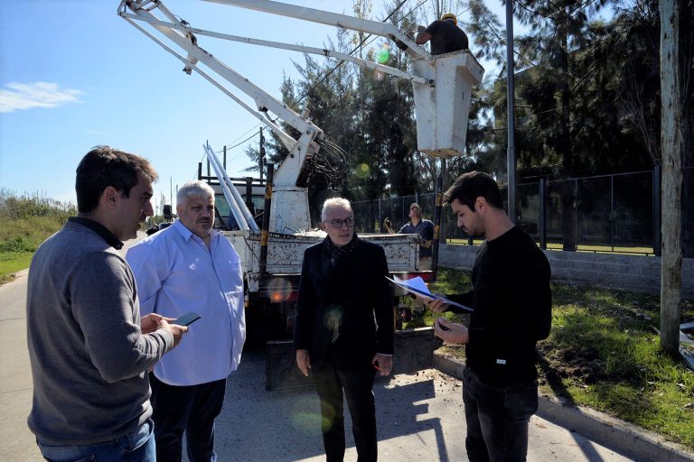 Zamora inspeccionó las obras de iluminación en el Parque Industrial de Troncos del Talar