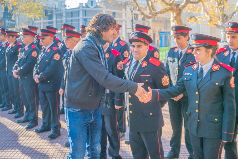 Andreotti acompañó en un acto a los bomberos de San Fernando