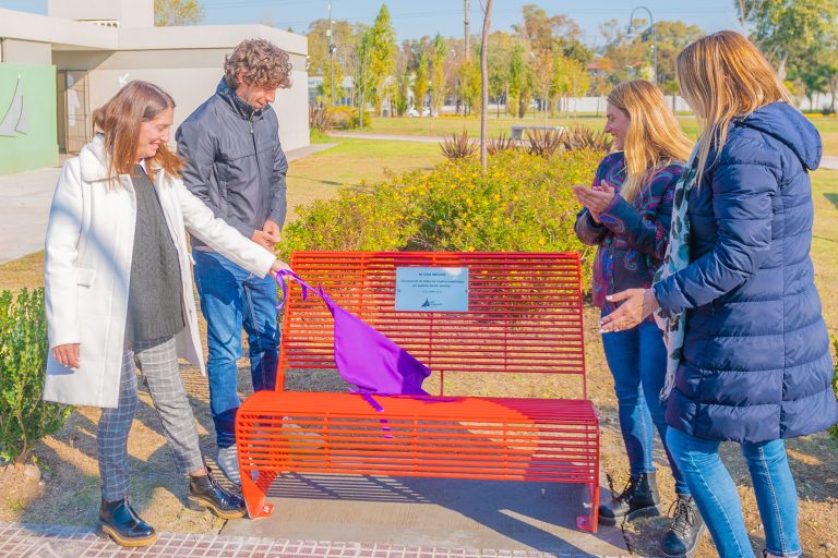 Se presentó un Banco Rojo contra la violencia de género y un Tótem de Seguridad en San Fernando