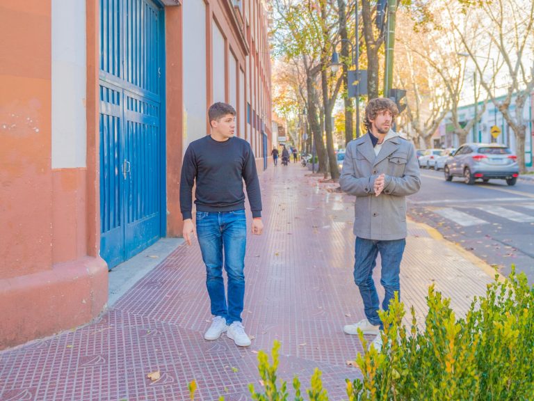 Andreotti recorrió el avance de la renovación de una de las principales calles de Victoria