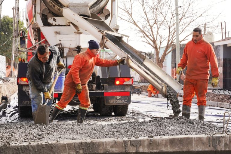 Labores de pavimentación en Esteban Echeverría