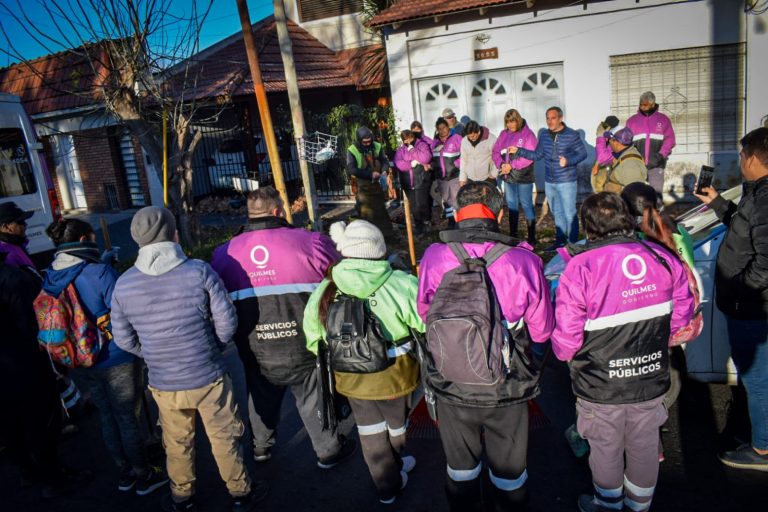 Operativo de limpieza en las inmediaciones de las vías del Ferrocarril Roca en Quilmes