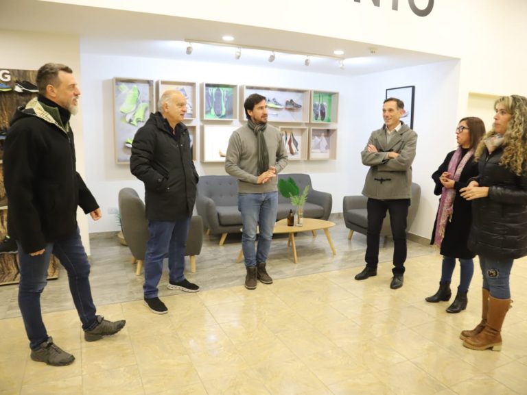 Grindetti y Kravetz visitaron una empresa de Valentín Alsina