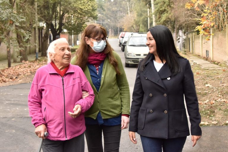 Correa visitó el barrio Barilari y expresó: “Los vecinos están felices por el avance”