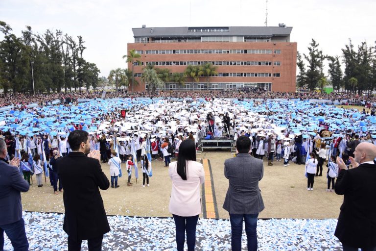 Más de 500 alumnos de cuarto año hicieron la Promesa a la Bandera en Malvinas Argentinas