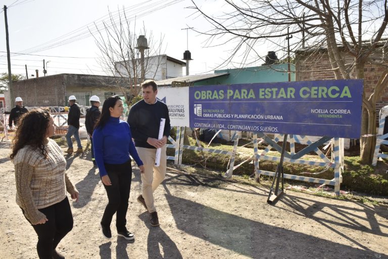 Correa visitó un nuevo trabajo de red de agua en Grand Bourg 
