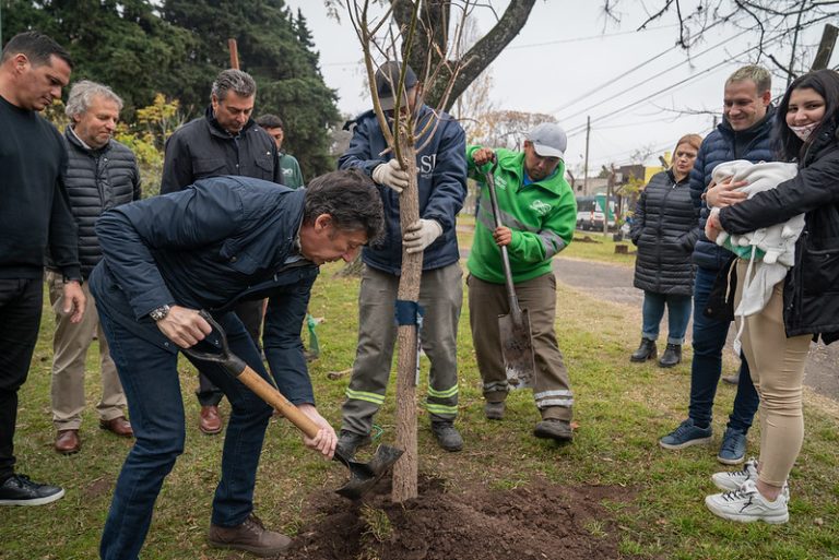 Plantan árboles en el Parque Arenaza de Boulogne