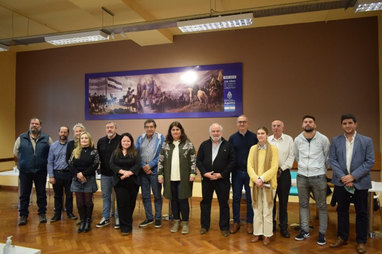 Los estatales cerraron un incremento salarial del 60%
