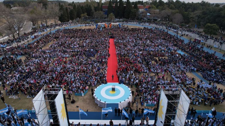 Insaurralde encabezó el acto de Promesa a la Bandera junto a 12 mil alumnos y alumnas de Lomas