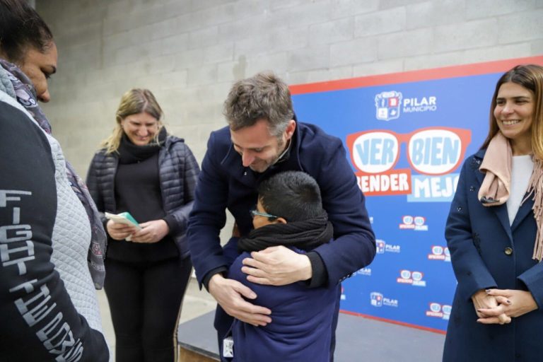 Achával entregó anteojos en el Club Municipal Lagomarsino