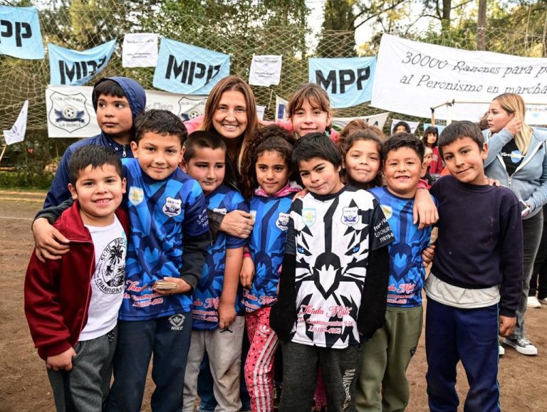 Karina Menéndez encabezó la entrega de materiales a clubes