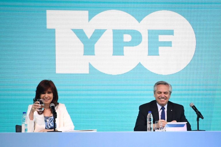 Cristina compartió un acto con Alberto y le pidió: “Te pido que uses la lapicera con los que tienen que darle cosas al país”