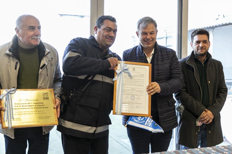 Homenaje a bomberos voluntarios en Almirante Brown