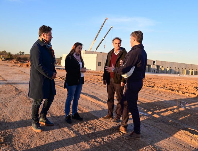 Karina y Gustavo Menéndez supervisaron junto a Katopodis las obras de la Alcaldía