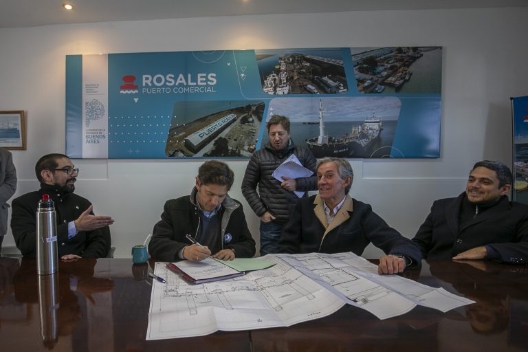 Kicillof entregó títulos de propiedad en Coronel Rosales