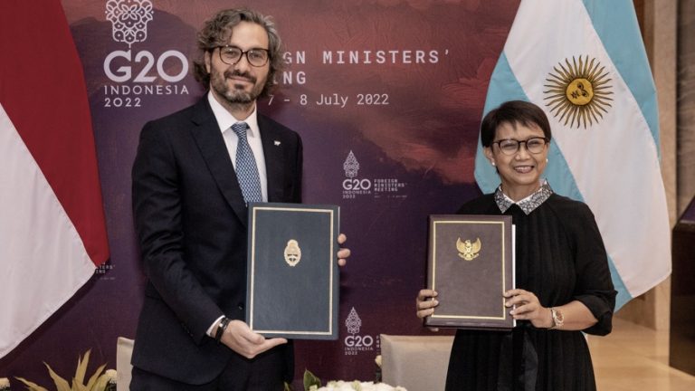 Cafiero llegó a Indonesia para reunión del G20