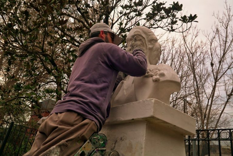 Restauran esculturas de plazas en Esteban Echeverría