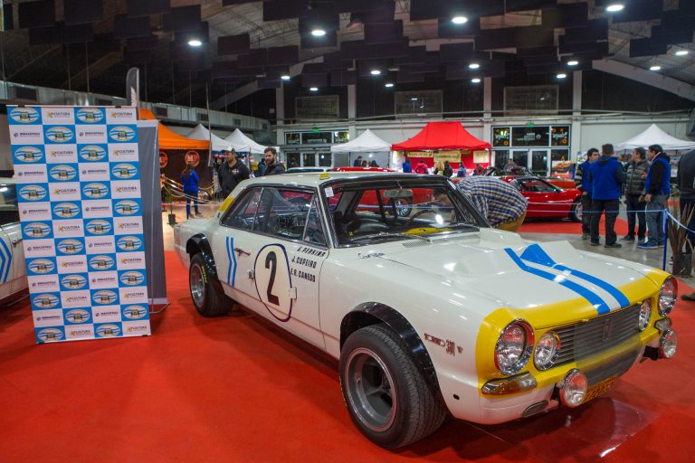 Exposición de autos antiguos en Berazategui