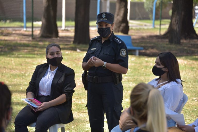 Inscriben a agentes de policía en Ituzaingó
