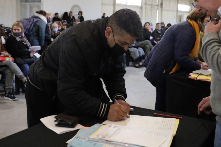 Chornobroff encabezó la  firma de escrituras para 246 familias