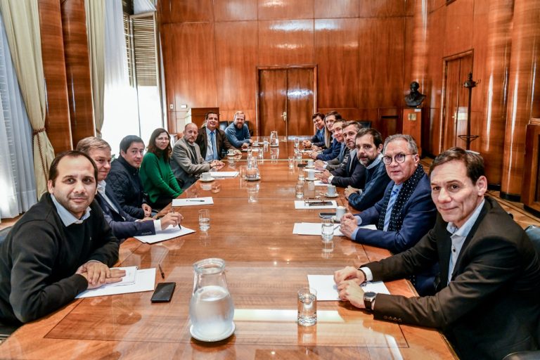 Intendentes de la Primera y la Tercera se reunieron con Batakis y manifestaron su apoyo