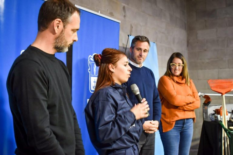 Entrega de herramientas a una cooperativa de mujeres en Pilar