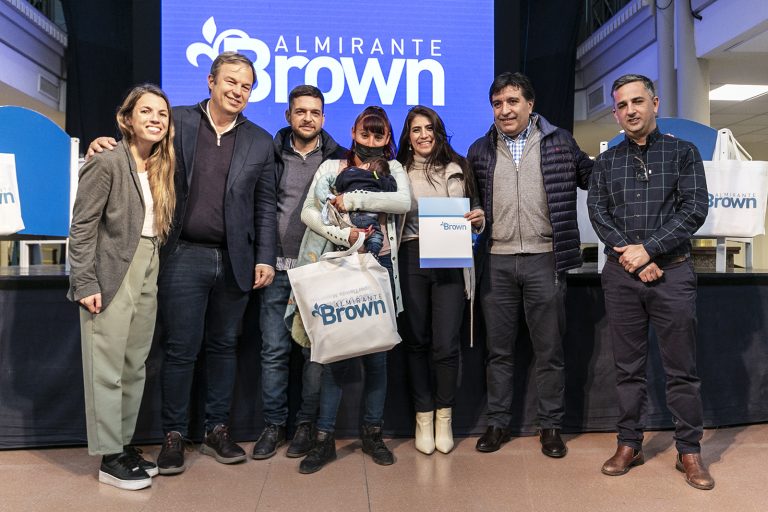 Entregaron ajuares y cunas en Almirante Brown