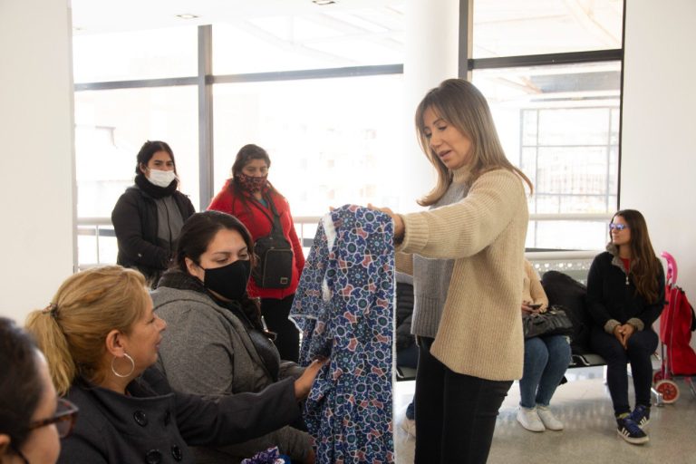 Dulce Granados entregó telas a emprendedoras de Ezeiza
