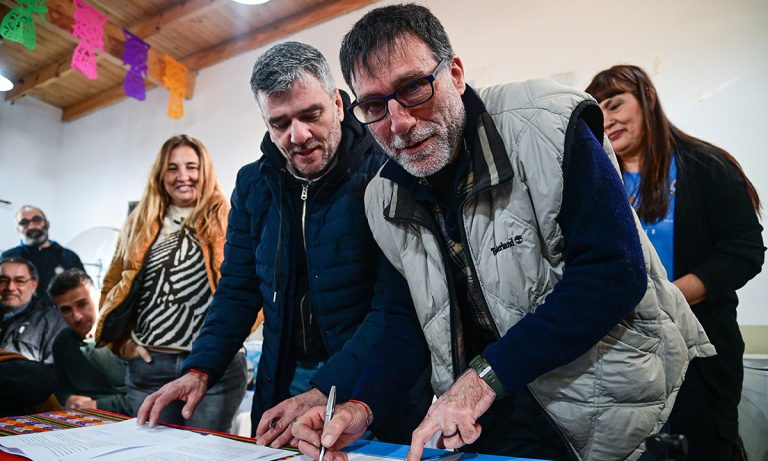 Karina Menéndez firmó un convenio en el barrio Eva Perón