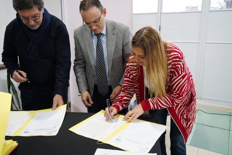 Karina Menéndez entregó escrituras a establecimientos educativos de Merlo