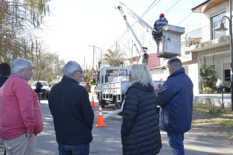 Avanza la colocación de nuevas luminarias led en Ricardo Rojas