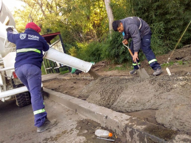 Continúa la construcción de veredas vecinales en Las Tunas