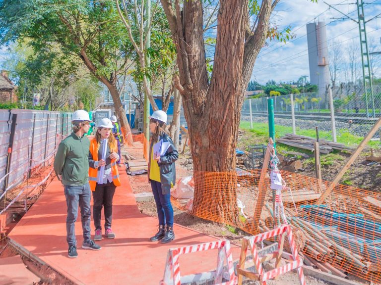 Andreotti recorrió la obra del Paseo Aeróbico en la calle Arias