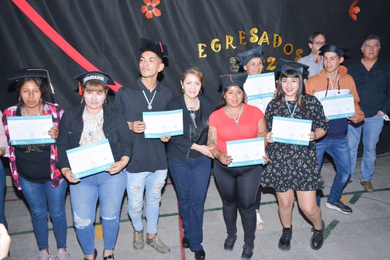 Diplomas para egresados del Fines en Presidente Perón