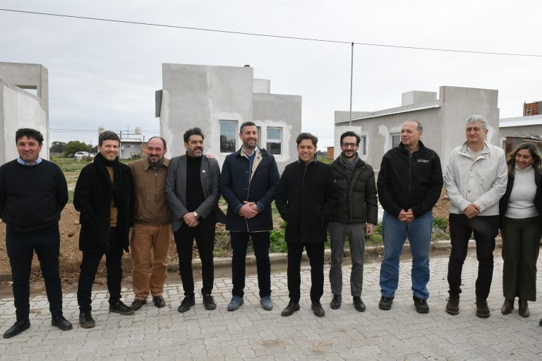 Kicillof recorrió en Pila las obras de construcción de viviendas