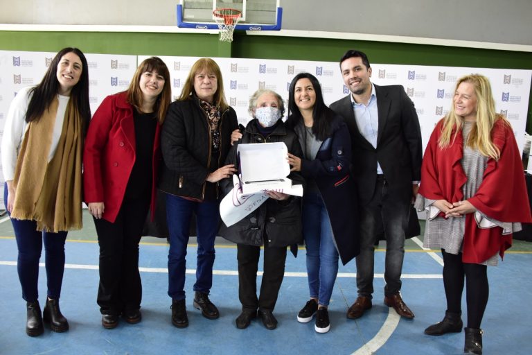 Correa encabezó una nueva entrega de tablets en el Polideportivo de Villa de Mayo 